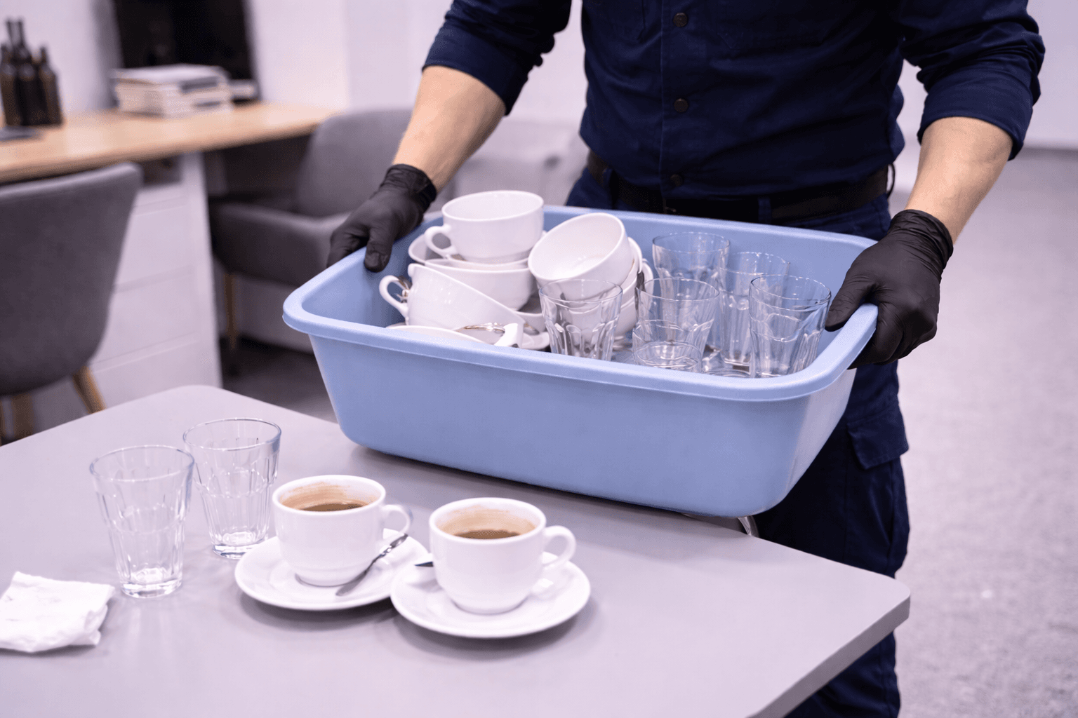 Geschirr aus Bürobereichen einsammeln